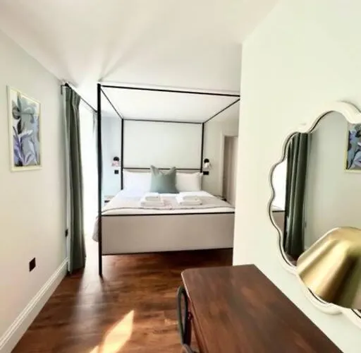 Redland - 1 * Bristol